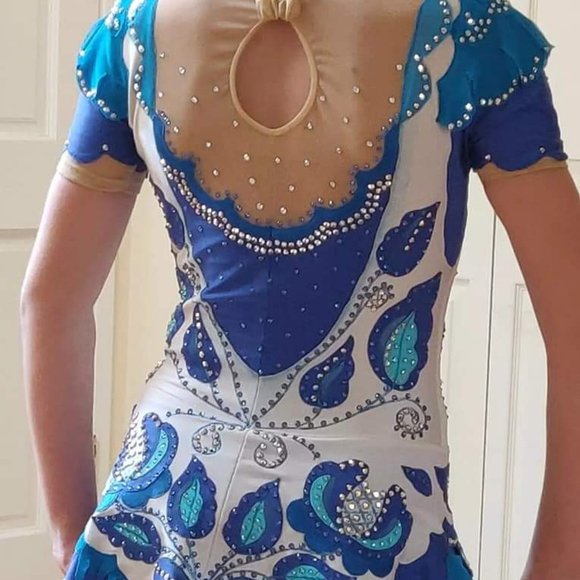 Beautiful blue and white figure skating dress - Picture 2 of 2